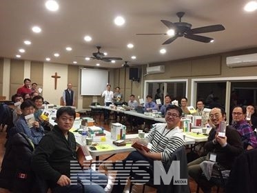 목회자 에스라1기 수료생들이 환담을 나누고 있다 (김영봉 목사)