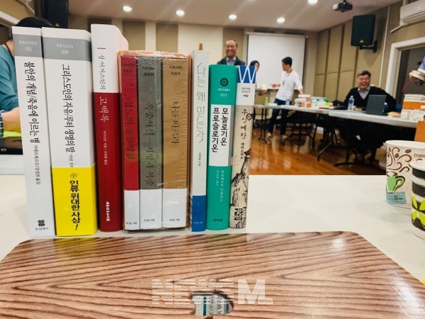 많은 책들을 읽으면서 생각과 마음을 다시 한 번 정화시키는 기회가 됐다 (김영봉 목사)