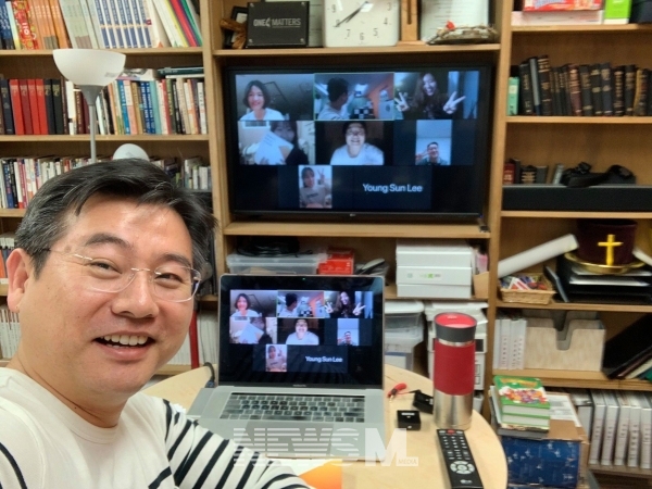 시카고예수사랑 교회의 줌(Zoom)을 사용해서 성경공부를 하는 모습. 사진 제공 조선형 목사.시카고예수사랑 교회의 줌(Zoom)을 사용해서 성경공부를 하는 모습(사진 조선형 목사)
