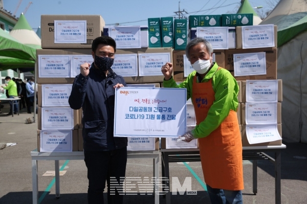 다일공동체 최일도 목사(우)가 대구만민교회 김영근 목사(좌) 에게 물품을 전달하고 있다 (사진 다일공동체)