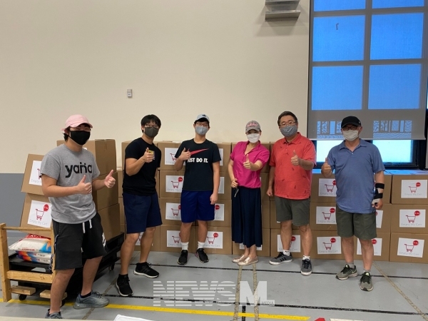 기부 물품 토요 배달후, 아버지와 아들 자원봉사 함께 참여(사진=EMC 제공)