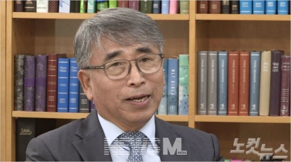 권의현 사장이 CBS와 인터뷰에서 성경 배부가 중단되지 않도록 지원을 호소하고 있다 (사진=CBS 화면)