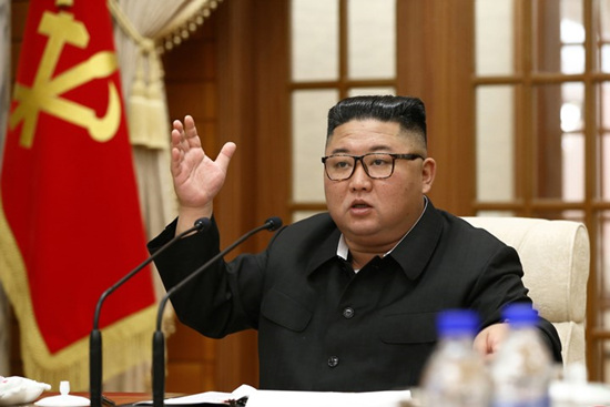 29일 당중앙위원회 본부청사에서 진행된 노동당 중앙위원회 제7기 제18차 정치국회의에서 김정은 위원장이 사회를 보고있다. (사진=우리 민족끼리 캡처)