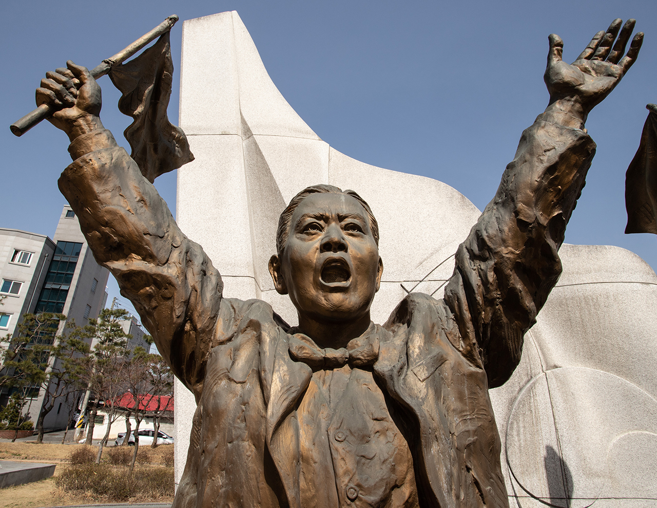 문제가 된 조병옥 동상. 민족문제연구소 천안지회는 2019년부터 행적 논란을 들어 ‘그날의 함성’ 조형물에 있는 조병옥 동상을 철거할 것을 촉구해왔다. ⓒ 사진 = 지유석 기자