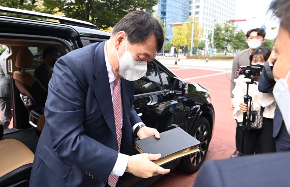 국민의힘 유력 대선 주자인 윤석열 전 검찰총장이 10일 오전 여의도 순복음교회 예배에 참석했다. 윤 전 총장의 예배 참석은 주술 논란을 불식시키기 위한 행보라는 지적이다. Ⓒ 사진 출처 = 오마이뉴스