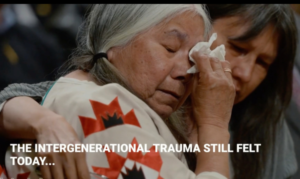 교황의 사과에 눈물 흘리는 원주민(허핑턴 포스트)