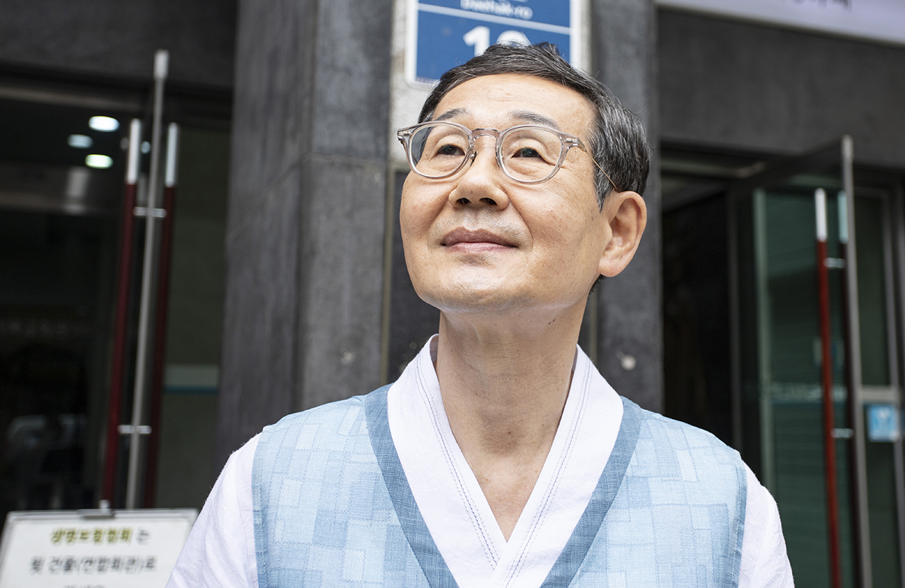 구약성서 ‘창세기’에서 신약성서 ‘요한계시록’까지 성서 전권을 역사비평 시각으로 조명한 주석서 ‘생명과 평화의 눈으로 읽는 성서’ 시리즈 9권을 완성한 강남향린교회 김경호 목사 Ⓒ 사진 = 지유석 기자