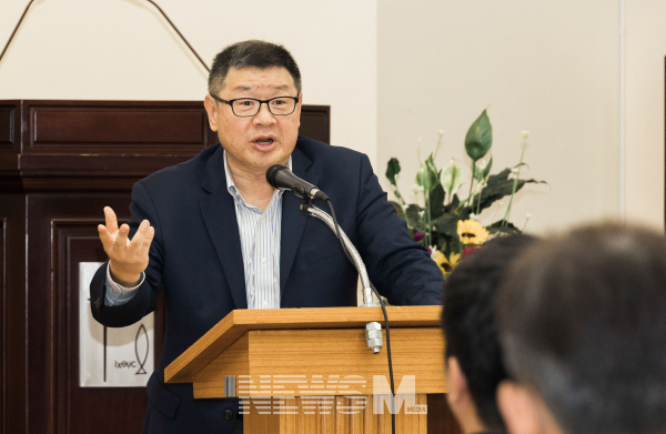 노진준 목사가 뉴욕나무교회에서 열린 목회자 컨퍼런스에서 강의를 진행하고 있다.