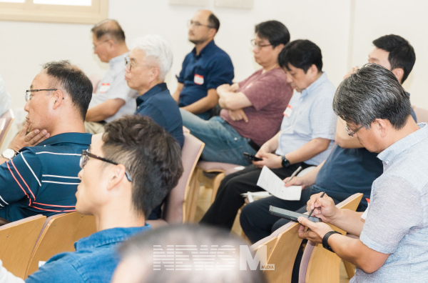 목회자 컨퍼런스에 참가한 목회자들이 노진준 목사의 강의에 집중하고 있다.