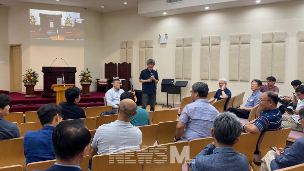 강의후 노진준 목사와 목회자들이 대화를 나누고 있다.