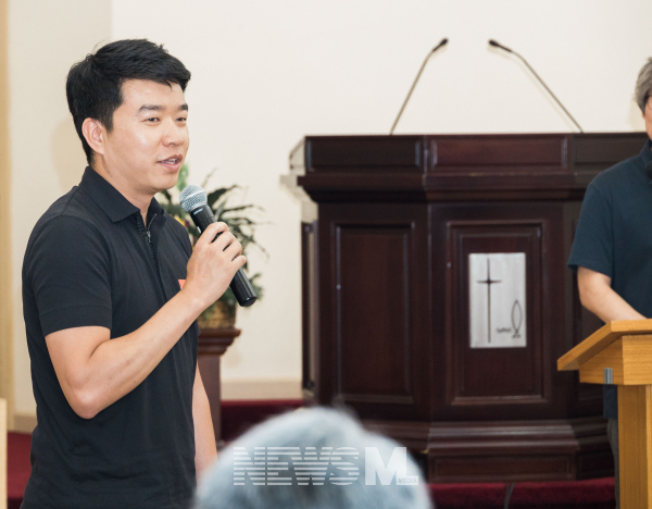 뉴욕나무교회에서 열린 목회자 컨퍼런스에 참가한 목회자가 발언하고 있다.