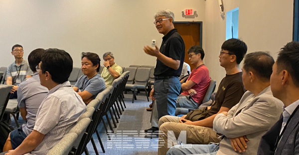 아틀란타새교회에서 열린 목회자컨퍼런스에서 참석자가 발언을 하고 있다.