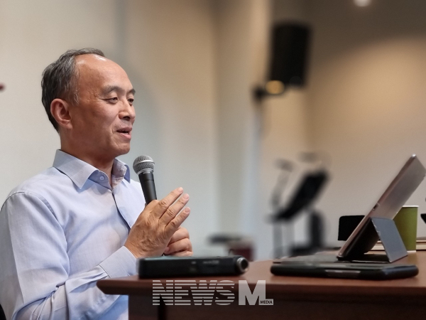 김영봉 목사가 아틀란타새교회에서 열린 목회자 컨퍼런스에서 강의를 하고 있다.