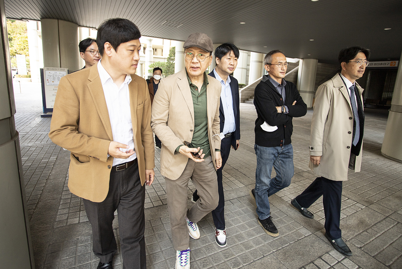 지난 27일 오후 서울고등법원에서 열린 선고공판이 끝난 뒤 정태윤 집사가 연대 차 법원을 찾은 활동가들과 함께 법원을 빠져 나오고 있다. Ⓒ 사진 = 지유석 기자