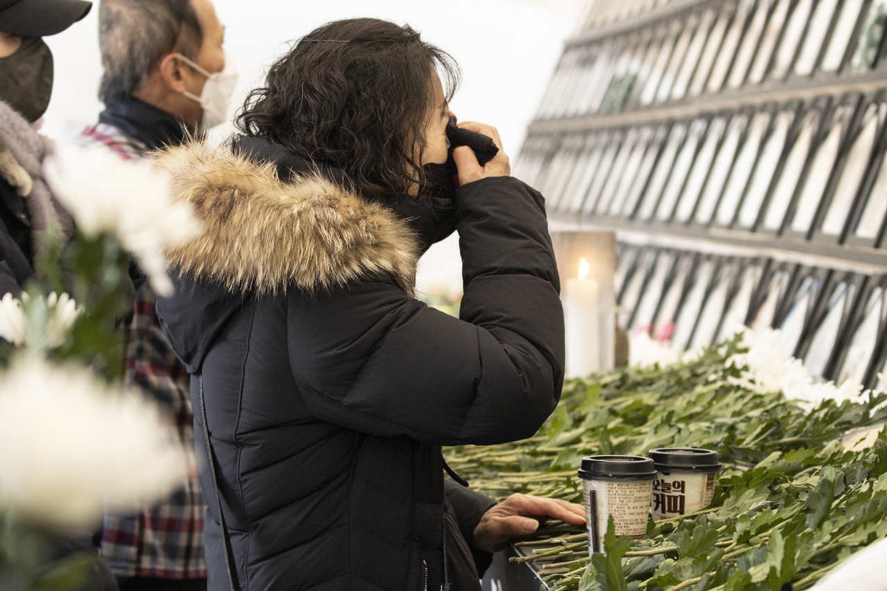 지하철 녹사평역 들머리에 마련된 이태원참사 희생자 시민분향소. 분향소엔 유가족이 공개에 동의한 희생자 영정사진이 안치돼 있다. Ⓒ 사진 = 지유석 기자