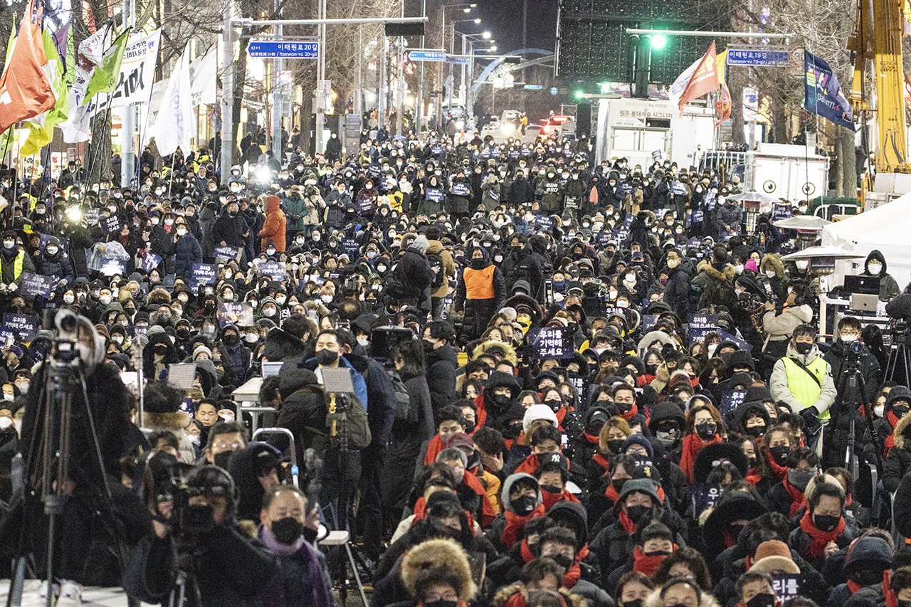 16일 이태원 참사가 49일째를 맞이한 가운데 이날 오후 10.29이태원참사유가족협의회와 10.29이태원참사시민대책회의는 사고 현장인 이태원역 1번 출구 대로변에서 ‘49일 시민 추모제’를 열고 희생자를 추모했다. Ⓒ 사진 = 지유석 기자