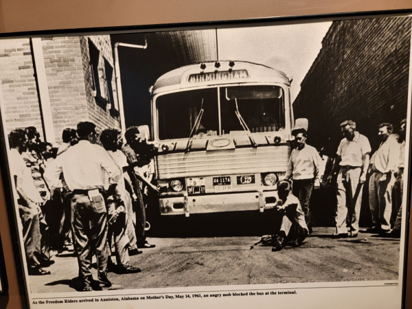 프리덤 라이드 뮤지엄에서 자유여행가들이 탄 버스가 백인들의 일으킨 화재로 전수되고 폭파된 모습들