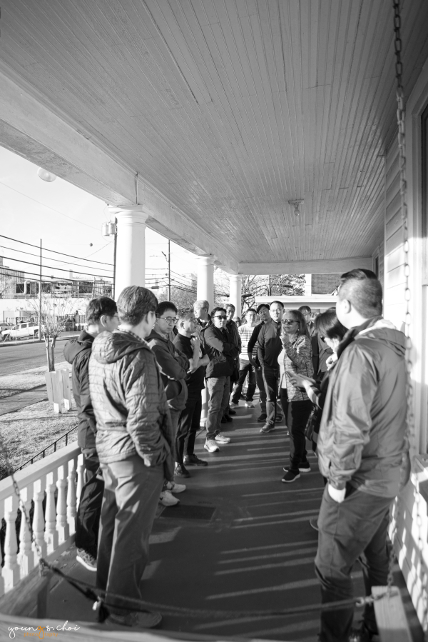 마틴루터 킹 목사의 사역지 몽고메리 시의 덱스터 교회에서 가이드의 안내를 듣고 있는 순례 대원들.