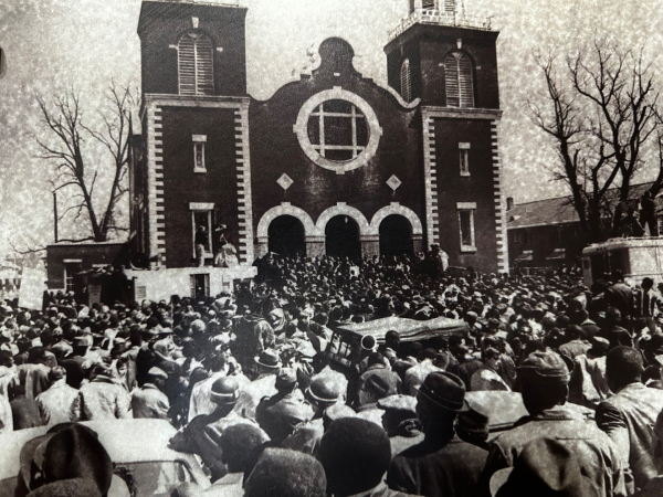 셀마-몽고메리 행진에 앞서서 브라운 채플 마당에 행진대열이 출발하기 위해 모여 있는 모습