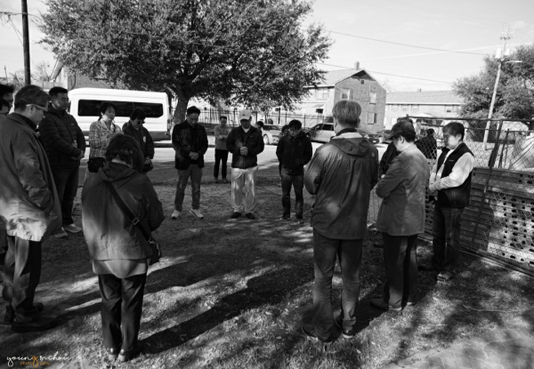 브라운 채플 AME 교회 앞에서 기도하는 순례단원들