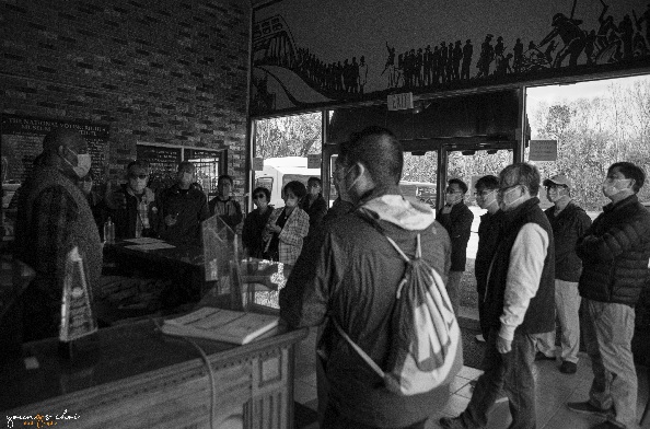 전국 투표 박물관 내부에서 안내원에게 설명을 듣고 있는 순례단원들