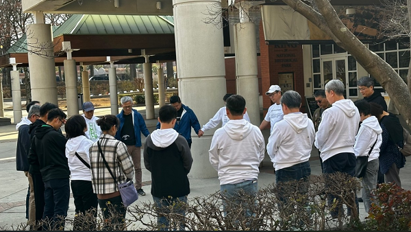 해단식 기도하는 순례단원들