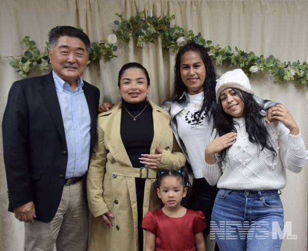 난민 영어 수업 종강 파티, 맨 왼쪽 정민철 목사(뉴하트선교교회 제공)