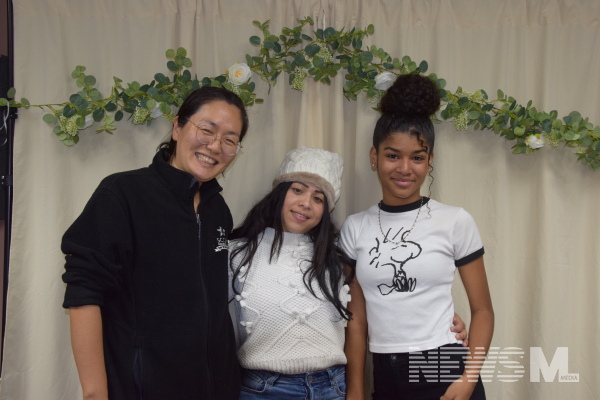 교인과 기념 찰영(뉴하트선교교회 제공)