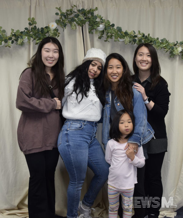 한데 어울어진 교인과 난민 청년들(뉴하트선교교회 제공)