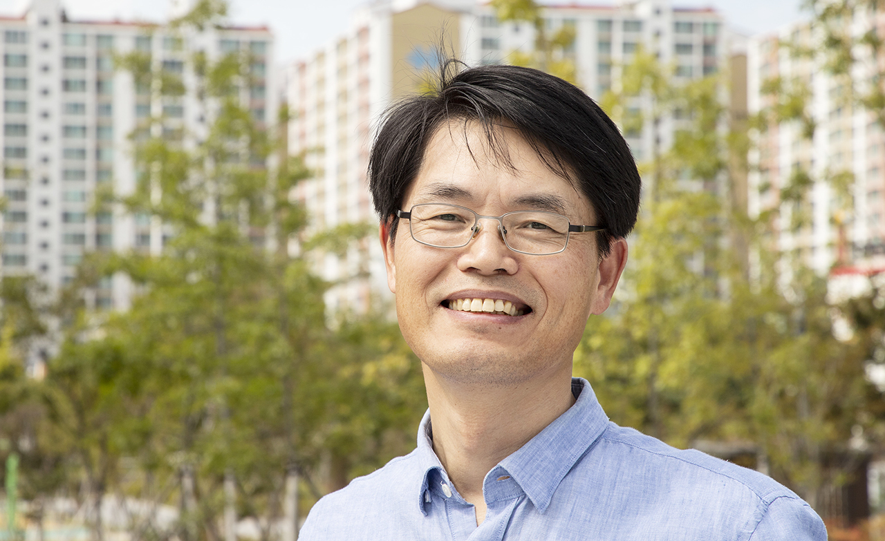 7년째 재임용거부 취소 투쟁 이어가는 한동대 국제법률대학원 김대옥 목사 ⓒ 사진 = 지유석 기자