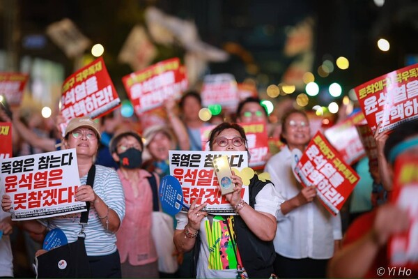  촛불 시민들이 10일 열린 102차 촛불 대행진에서 구호를 외치고 있다. 2024.8.10. 이호 작가