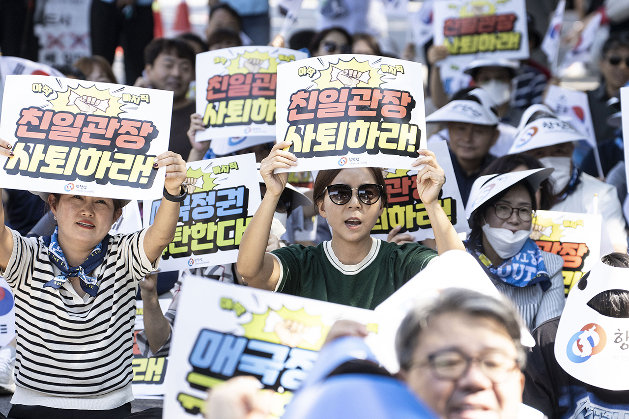 항일독립선열선양단체연합과 민족문제연구소, 민주당 등 범야권은 4일 오후 독립기념관 들머리에서 김형석 독립기념관장 사퇴촉구 항의집회를 가졌다. Ⓒ 사진 = 지유석 기자