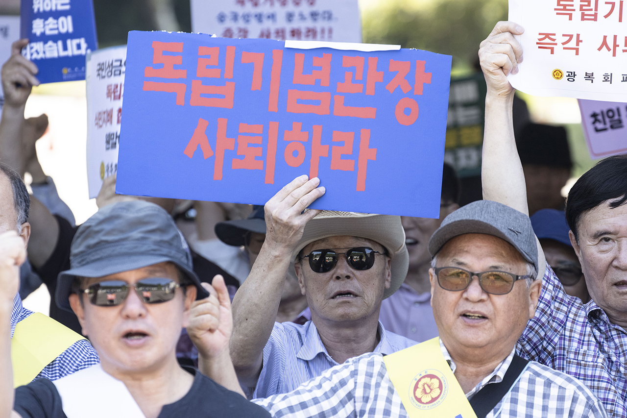 항단연과 범야권이 4일 오후 독립기념관 들머리에서 김형석 독립기념관장 사퇴촉구 항의집회를 가진 가운데, 광복회 회원들도 겨레누리관 앞에서 집회를 열고 김형석 관장 퇴진을 압박했다. Ⓒ 사진 = 지유석 기자