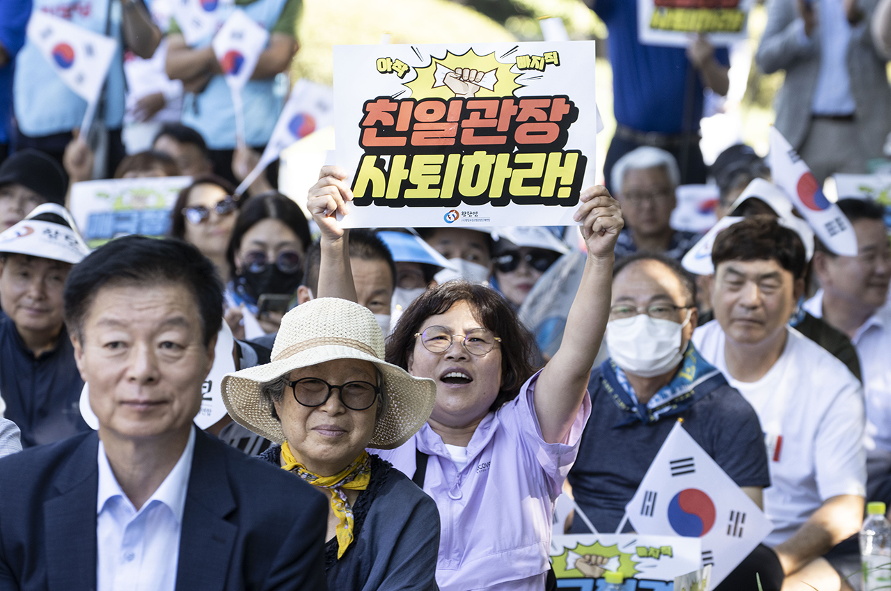 항일독립선열선양단체연합과 민족문제연구소, 민주당 등 범야권은 4일 오후 독립기념관 들머리에서 김형석 독립기념관장 사퇴촉구 항의집회를 가졌다. Ⓒ 사진 = 지유석 기자