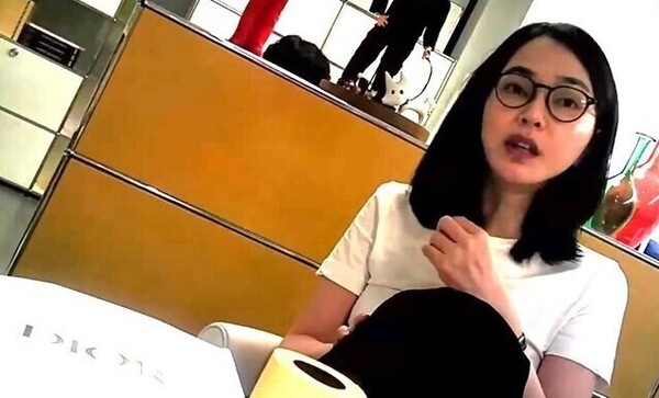 김건희 씨가 최재영 목사로부터 디올백을 받고있는 모습.  유튜브 화면 캡처.