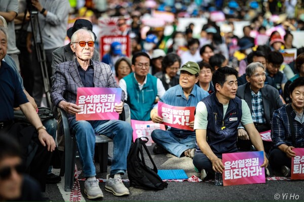 28일 오후 서울역 앞에서 윤석열정권퇴진운동본부, 전국민중행동, 자주통일평화연대, 전국비상시국회의 주최한 열린 윤석열 정권 퇴진 시국대회에서 권영길 민주노총 지도위원이 의자에 앉아 피켓을 들고 있다. 2024.9.28. 이호 작가