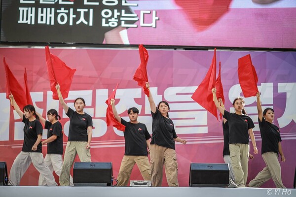 28일 오후 서울역 앞에서 윤석열정권퇴진운동본부, 전국민중행동, 자주통일평화연대, 전국비상시국회의 주최한 열린 윤석열 정권 퇴진 시국대회에서 진보대학생넷 학생들이 민중 저항가요 '단결한 민중은 패배하지 않는다'에 맞춰 '선동 깃발무' 공연을 하고 있다. 2204.9.28. 이호 작가