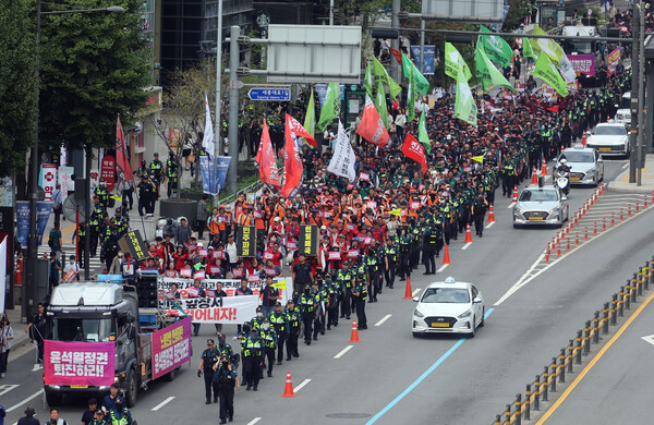 28일 오후 서울역 앞에서 전국민중행동·윤석열정권퇴진운동본부 주최로 열린 윤석열 정권 퇴진 시국대회에서 참가자들이 집회를 마친 뒤 행진하고 있다