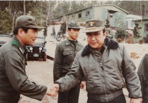 1979년 안병하 전라남도 경찰국장(오른쪽)이 기동중대를 방문해 출동태세를 점검하고 있다. 안병하 평전 갈무리