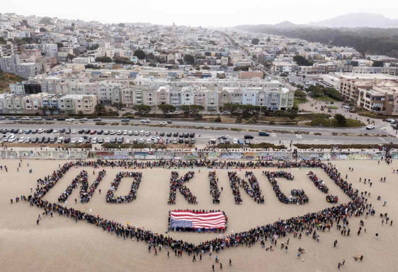 반 트럼프 시위대가 모여 'No King' 글자를 만드는 퍼포먼스 시위를 벌이는 모습. 