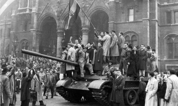 1956년 헝가리 혁명 당시 부다페스트 의회 건물 앞에서 빼앗은 소련군 탱크 위에 올라선 시민들