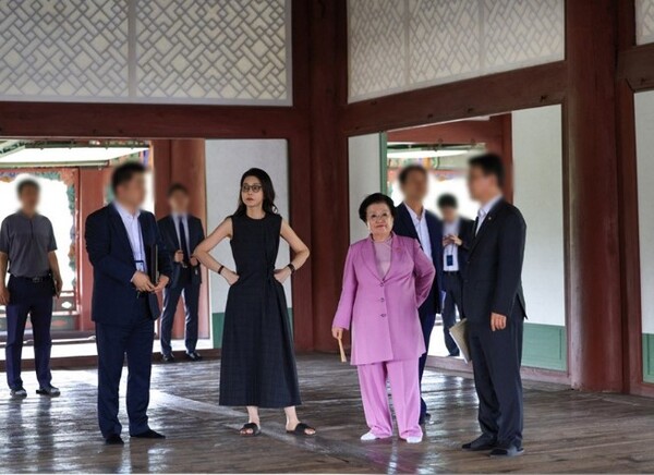 경회루에서 김건희 사진.  출처 주기자 라이브