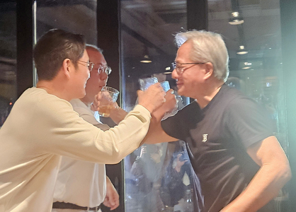 젠슨황 엔비디아 CEO(맨 왼쪽)가 삼성전자 이재용 회장, 현대차그룹 정의선 회장과 10월30일 저녁 서울 시내 한 맥주지벵서 '치맥 러브샷'을 하고 있는 모습.  