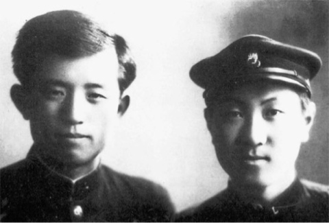 누상동 하숙을 함께 하던 정병욱과 함께. 정병욱은 서울대학교 국문학과 교수로 근무하면서 한국 고전문학 연구와 판소리 연구에 매진했다. 그는 일생의 가장 큰 보람으로 ‘윤동주의 시를 간직했다가 세상에 알린 일’이라고 밝혔다.