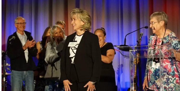 미국 복음주의언악교회(ECC) 사상 최초로 여성 총회장에 선출된 타미 스완슨-드라하임 목사. 이런 현상에도 불구하고 복음주의 여성 평신도의 이탈은 가속화되고 있다. 이미지 출처 언약교회 